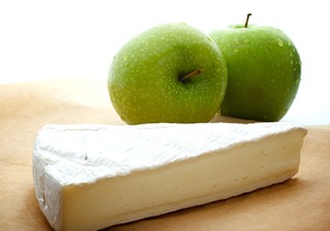 苹果中含有铁元素吗？贫血患者可以吃吗？苹果能和牛奶一起吃吗？
