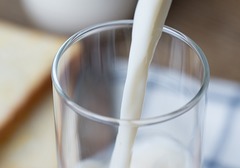胃酸过多早餐吃什么？能够降低胃酸的食物有哪些？早上喝牛奶能降低胃酸吗？