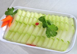 如何在阳台上种冬瓜呢？如何为冬瓜藤幼苗搭架，冬瓜的开花期是多长