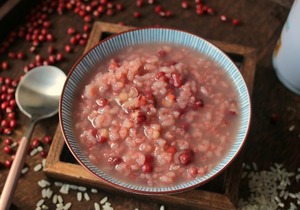 红豆粥熬多久最入味，红豆粥和绿豆粥哪个好？核桃红豆粥的做法