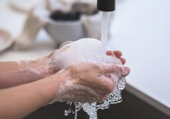 怎么洗碗才不会伤手，该如何挑选洗碗手套，分享日常手部护理方法