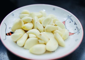 为什么有些人特别喜欢吃生蒜瓣，生蒜瓣吃了有什么好处吗？蒜末爆香为何不会糊锅