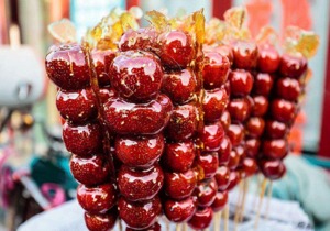 如何在家中制作冰糖葫芦？冰糖葫芦除了山楂之外，还可以用什么水果制作呢