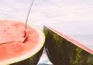 西瓜为什么有黄色果肉的？这是转基因食品吗？为什么市场上很少见这种瓜