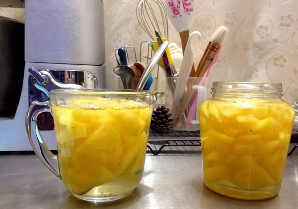  菠萝泡水的杯子